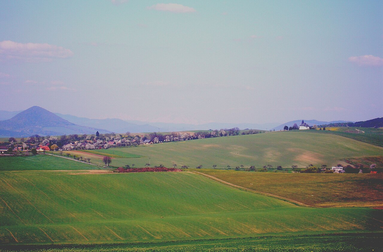 Poľnohospodárska krajina s obcou v Šariši